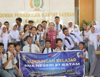 Kunjungan Belajar, Siswa SMAN 27 Batam Bersemangat Lihat Ruang Sidang Paripurna DPRD