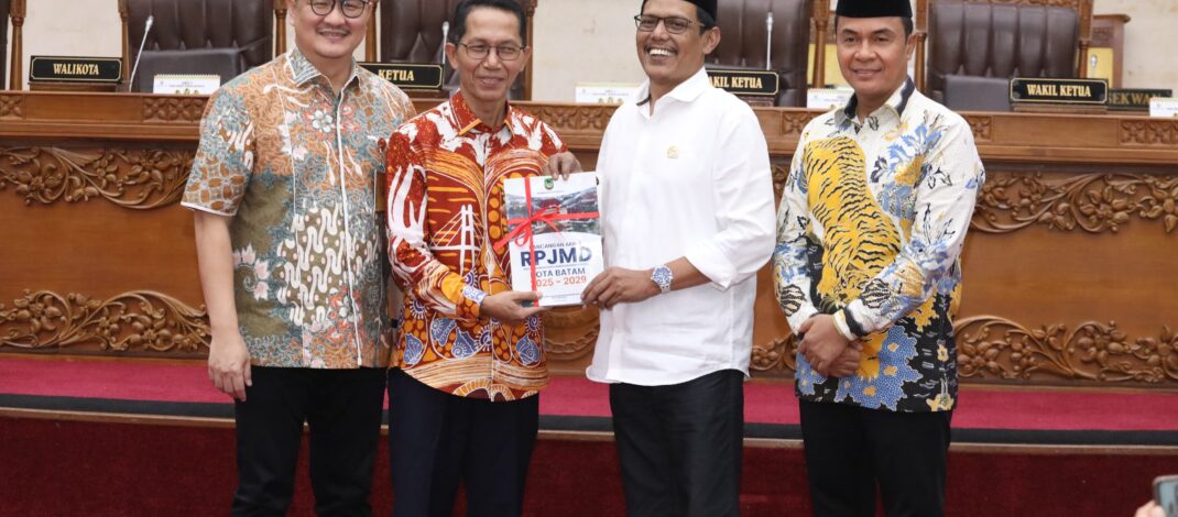 Gelar Sidang Paripurna, DPRD Terima Penyampaian Ranperda RPJMD dari Wali Kota Batam.