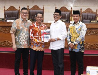 Gelar Sidang Paripurna, DPRD Terima Penyampaian Ranperda RPJMD dari Wali Kota Batam.