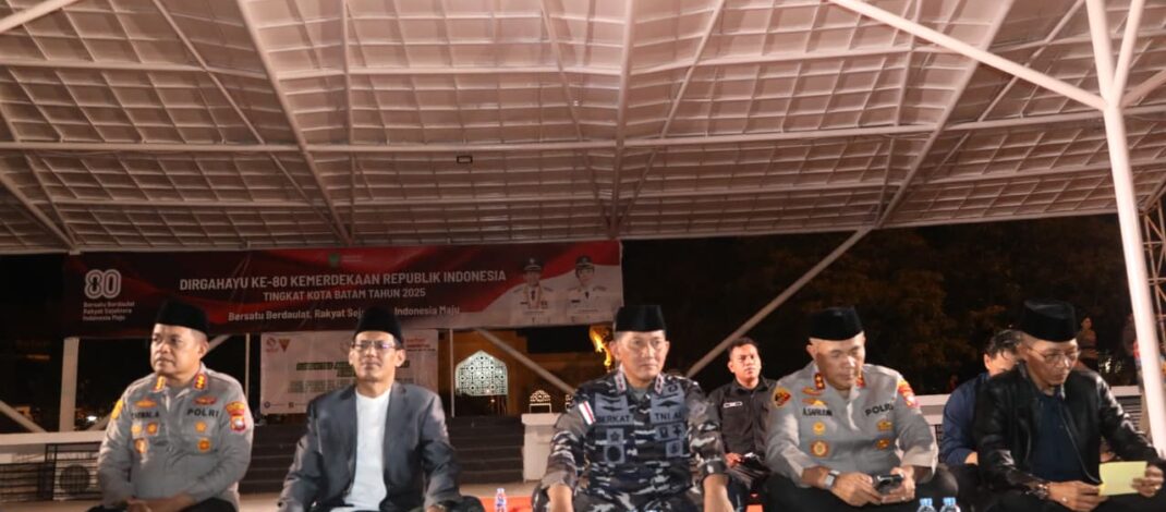 Ketua DPRD Kota Batam Hadiri Aksi Seribu Lilin dan Doa Bersama di Dataran Engku Putri