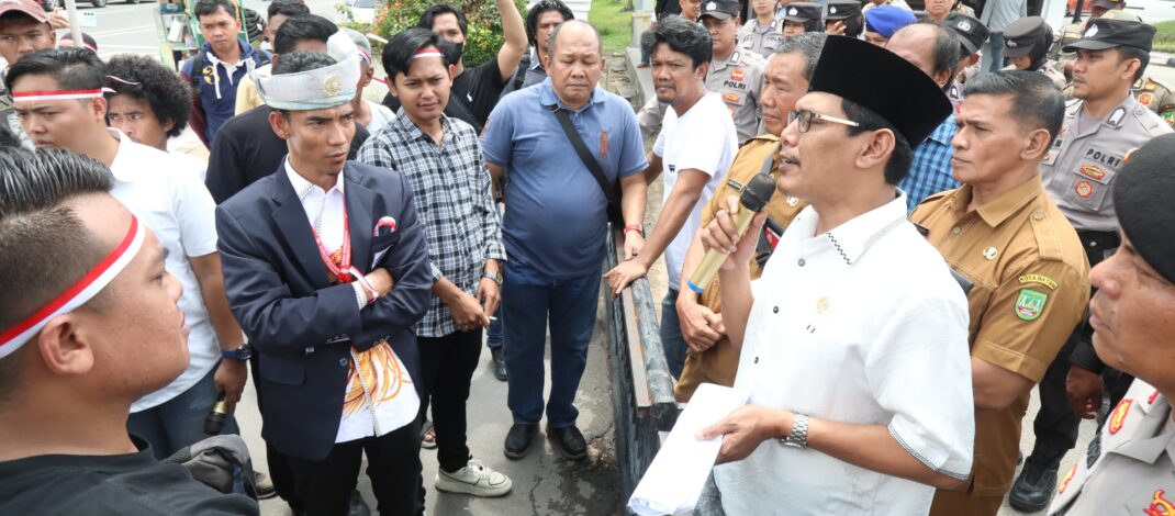 Unjuk Rasa Tuntut Hak 60 Eks Tenaga Pengamanan di PT McDermott, Ketua DPRD Batam Sambut Aksi Aliansi Mahasiswa dan Pemuda di Depan Gedung Dewan