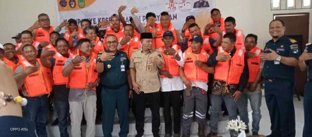 Hadiri Penyerahan Bantuan Life Jacket dan E-Pas, Ketua Komisi III DPRD Apresiasi KSOP