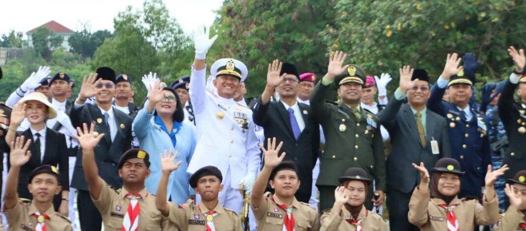 Ucapkan Selamat Hari Pahlawan, Ketua DPRD Kota Batam Ikuti Upacara dan Tabur Bunga di Mako Kodaeral IV