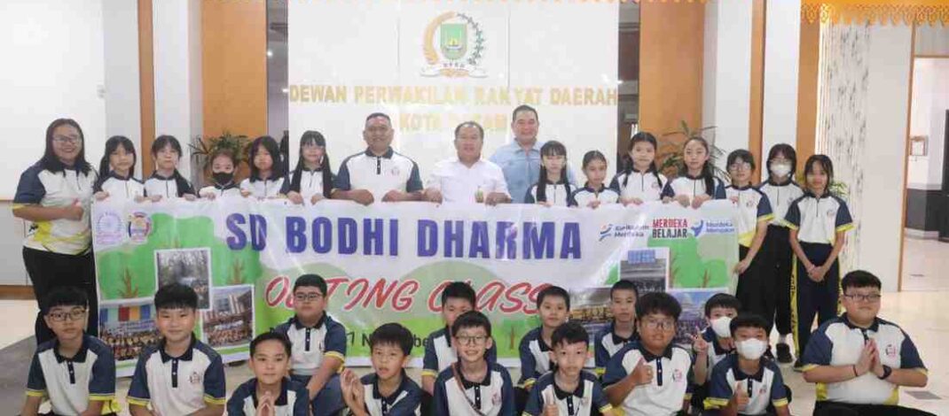 Ketua Komisi IV DPRD Kota Batam Dandis Rajagukguk, Terima Kunjungan Ratusan Siswa SD Bodhi Dharma