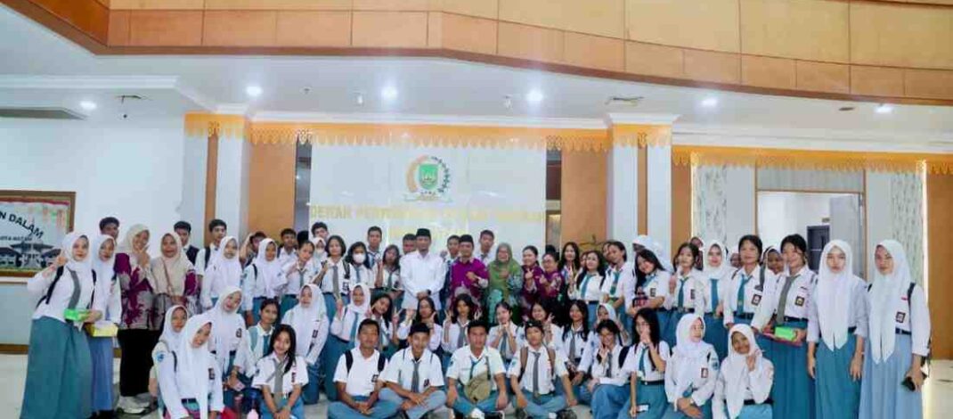 DPRD Kota Batam Terima Kunjungan Edukasi Siswa SMAN 27, Ikut Menyaksikan Langsung Sidang Paripurna