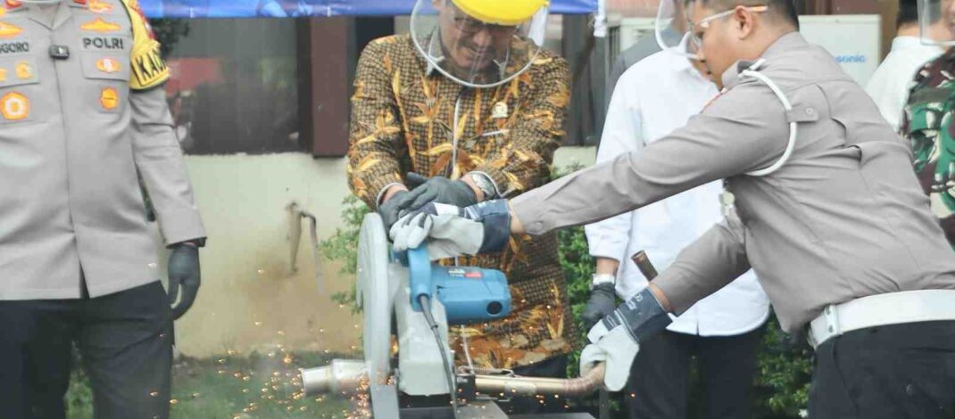 Hadiri Rilis Akhir Tahun 2025 Polresta Barelang, Ketua DPRD Ikut Musnahkan Knalpot Brong